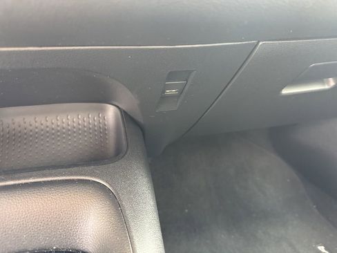 Used 2021 Toyota Corolla LE image 6