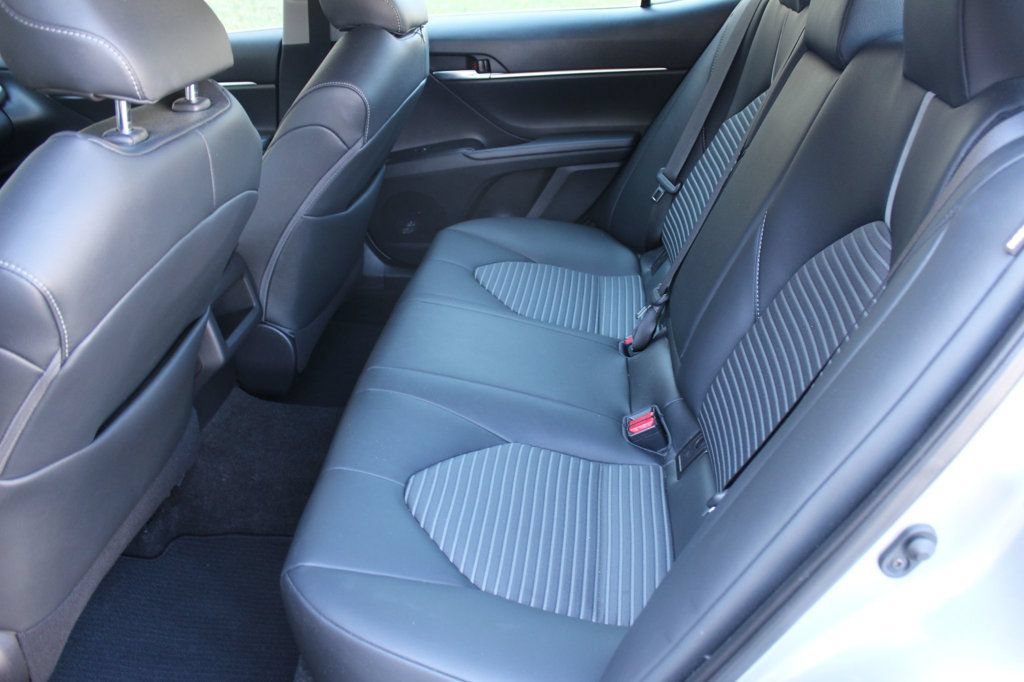 Used 2019 Toyota Camry SE w/ Convenience Package FWD image 13