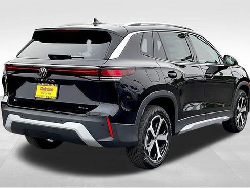 New 2025 Volkswagen Tiguan SE image 16
