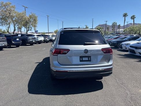 Used 2023 Volkswagen Tiguan SE w/ Panoramic Sunroof Package image 11