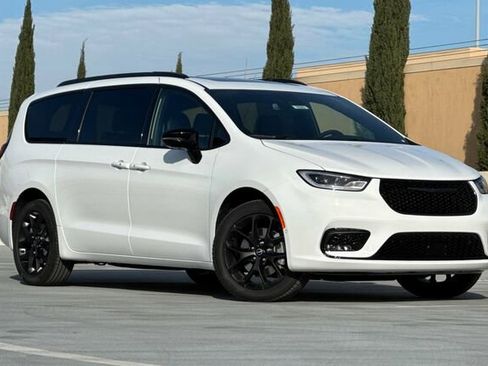 New 2026 Chrysler Pacifica Limited image 2
