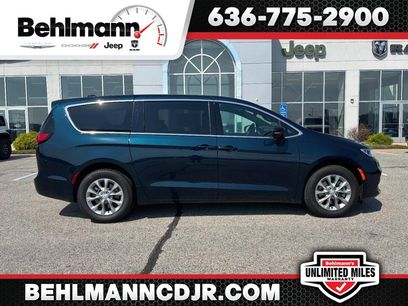 New 2025 Chrysler Pacifica Select