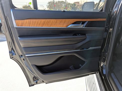 Used 2022 Jeep Grand Wagoneer Series III image 31