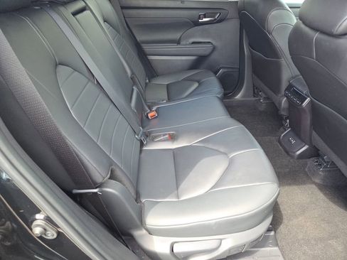 Used 2024 Toyota Highlander XLE AWD/4WD image 6