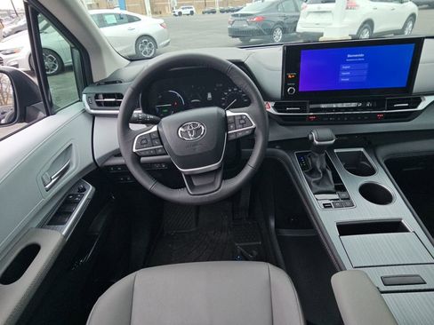 Used 2026 Toyota Sienna XLE image 9