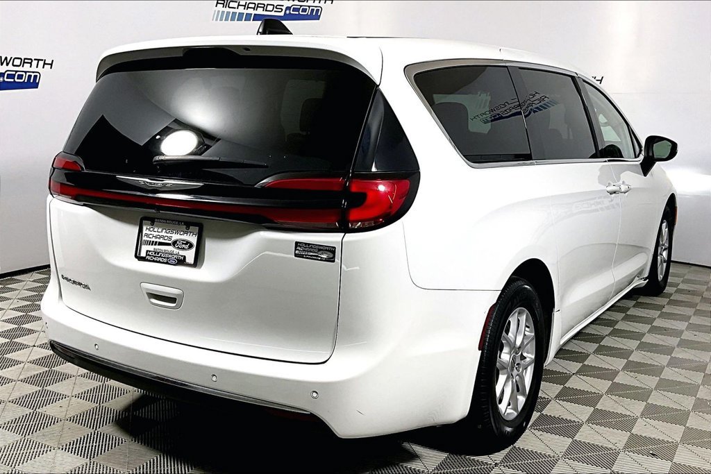Used 2023 Chrysler Pacifica Touring-L FWD image 9