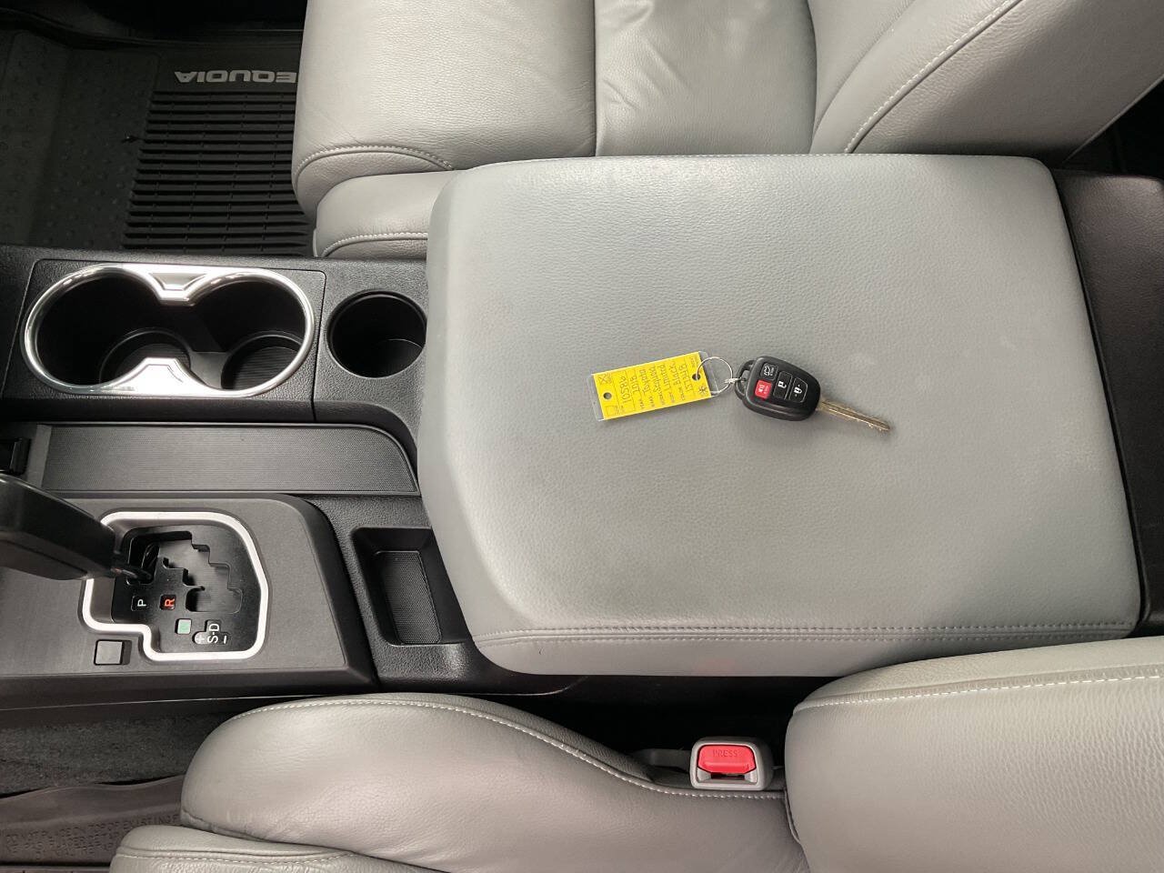 Used 2018 Toyota Sequoia Limited w/ Safety & Convenience Package AWD/4WD image 31
