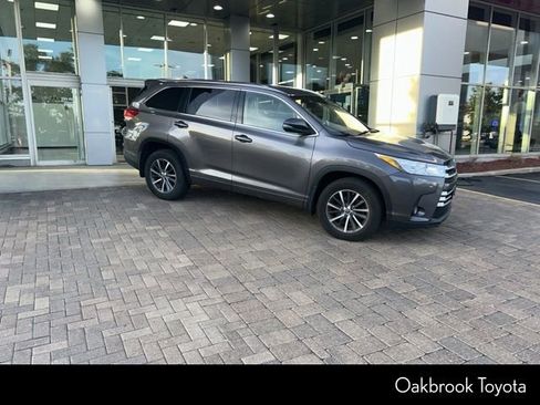 Used 2017 Toyota Highlander XLE AWD/4WD image 9