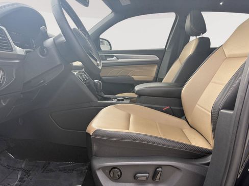 Certified 2023 Volkswagen Atlas Cross Sport SE w/ Panoramic Sunroof Package AWD/4WD image 4