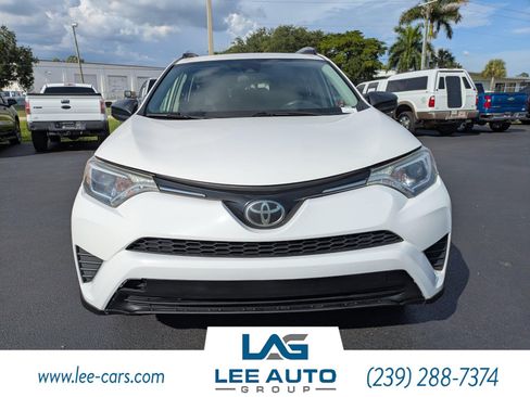 Used 2018 Toyota RAV4 LE FWD image 8