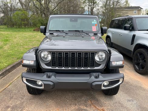 Used 2024 Jeep Gladiator Sport image 2