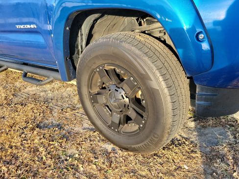 Used 2017 Toyota Tacoma SR5 w/ Tow Package image 9