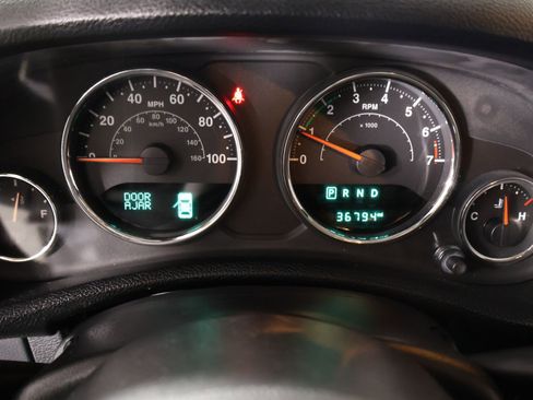 Used 2017 Jeep Wrangler Sahara w/ Connectivity Group AWD/4WD image 4