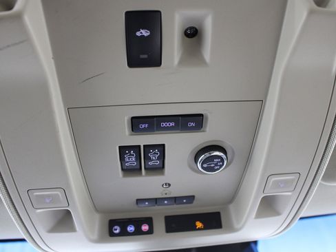 Used 2018 Cadillac Escalade Premium Luxury image 19