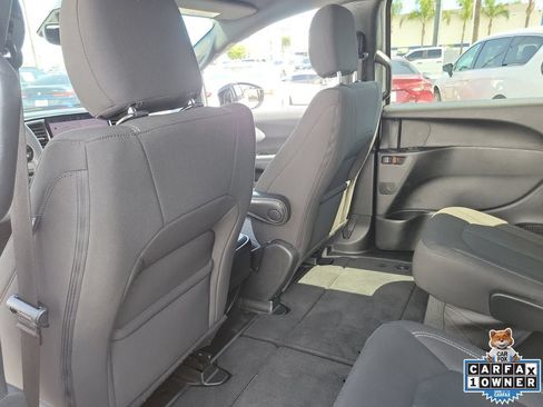Used 2024 Chrysler Pacifica Touring FWD image 11