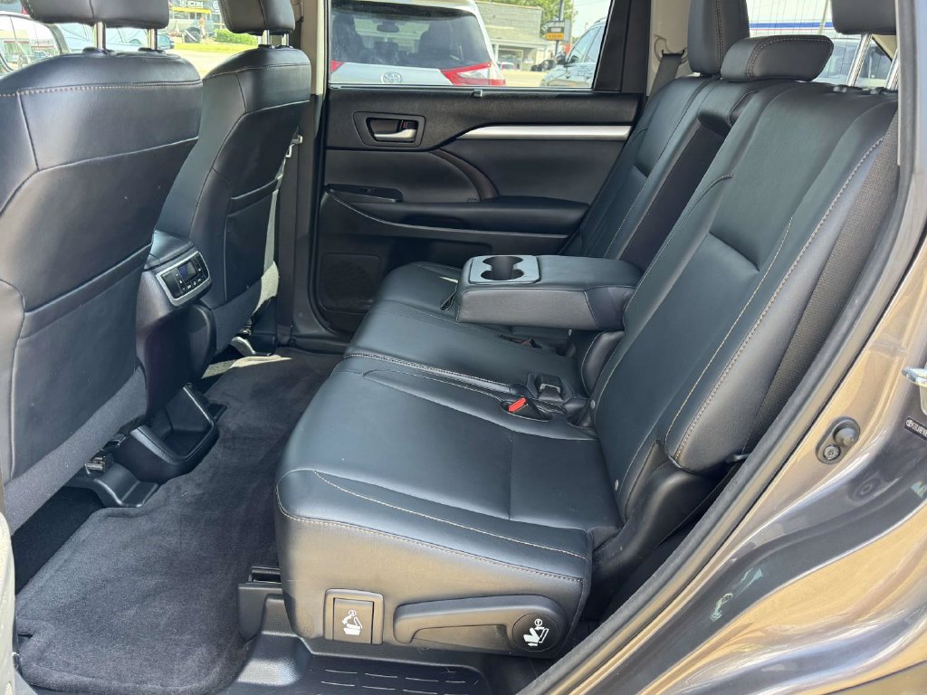 Used 2014 Toyota Highlander XLE AWD/4WD image 16