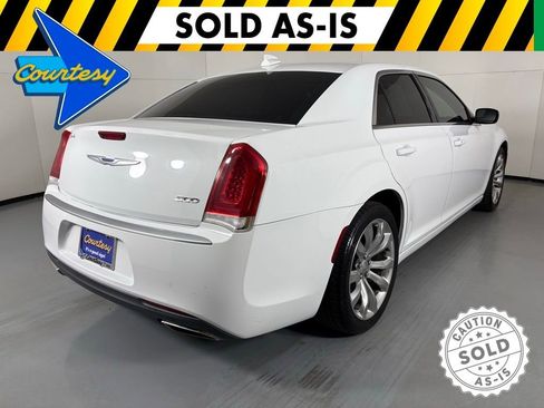 Used 2019 Chrysler 300 Touring w/ Chrome Appearance Package RWD image 8