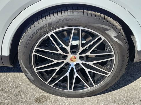 Certified 2025 Porsche Cayenne Coupe image 11