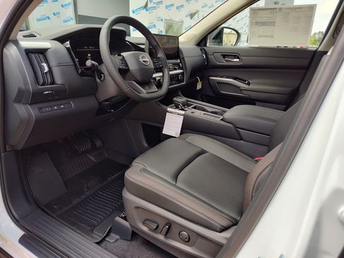 New 2026 Nissan Pathfinder SL w/ SL Premium Package FWD image 2