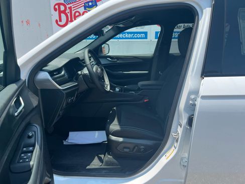 New 2025 Jeep Grand Cherokee Laredo w/ Luxury Tech Group I image 23