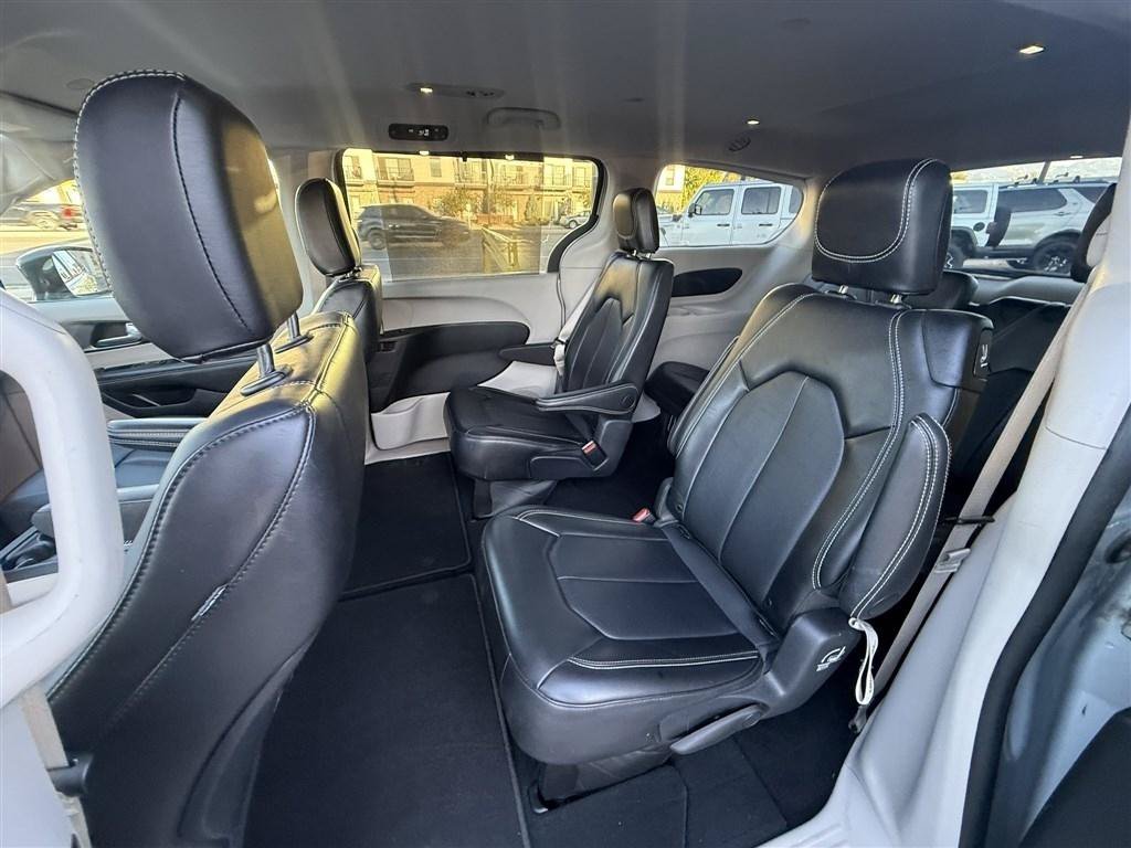 Used 2024 Chrysler Pacifica Touring-L FWD image 18