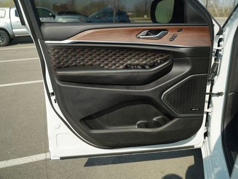 Used 2023 Jeep Grand Cherokee L Summit w/ Luxury Tech Group V image 15