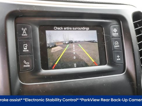 Used 2018 Jeep Cherokee Latitude w/ Altitude Package FWD image 8