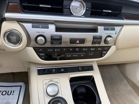 Used 2014 Lexus ES 350 w/ Luxury Package FWD image 30