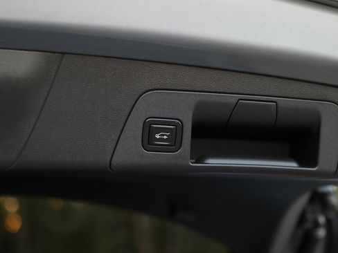 Used 2022 Buick Envision Essence w/ Sport Touring Package image 29