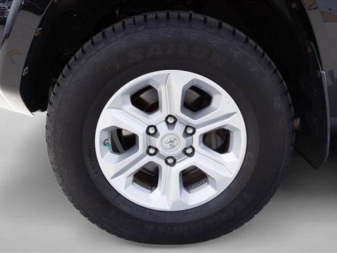 Used 2018 Toyota 4Runner SR5 AWD/4WD image 9