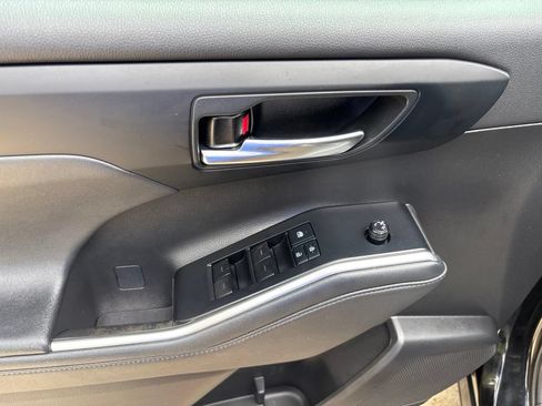 Used 2022 Toyota Highlander XLE FWD image 22