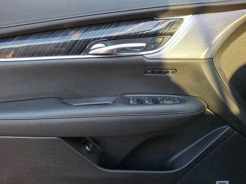 Used 2023 Cadillac XT6 Premium Luxury w/ Technology Package image 10