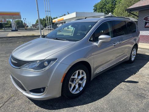 Used 2017 Chrysler Pacifica Touring-L w/ Tire & Wheel Group FWD image 8