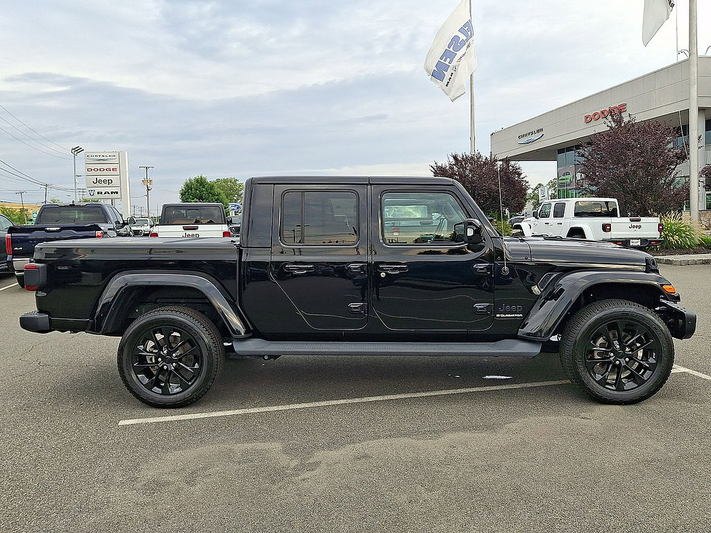 Used 2023 Jeep Gladiator Overland AWD/4WD image 32