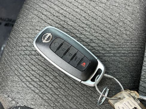 Used 2025 Nissan Rogue SV image 27