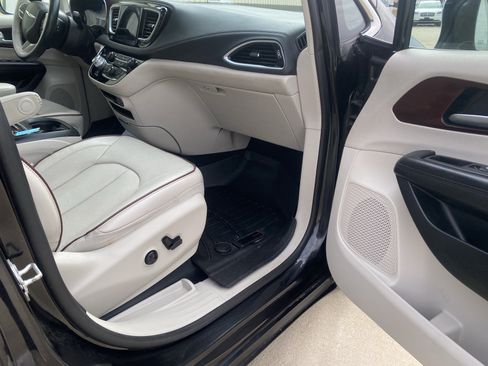 Used 2020 Chrysler Pacifica Limited image 3