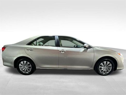 Used 2014 Toyota Camry LE image 4