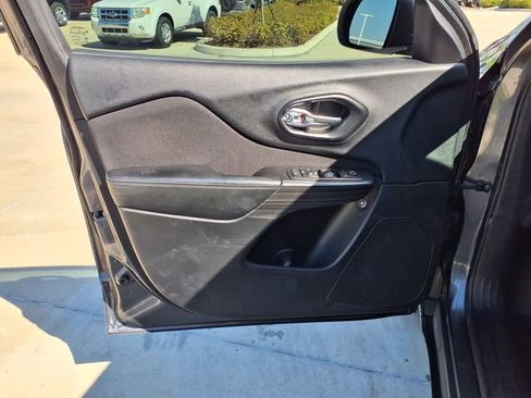 Used 2017 Jeep Cherokee Latitude FWD image 18