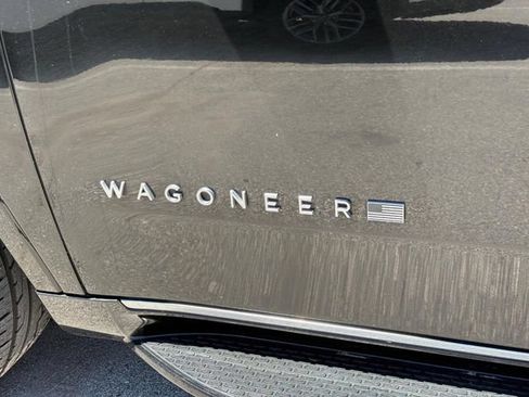 Used 2024 Jeep Wagoneer L Series III w/ Flexible Seating Group AWD/4WD image 13