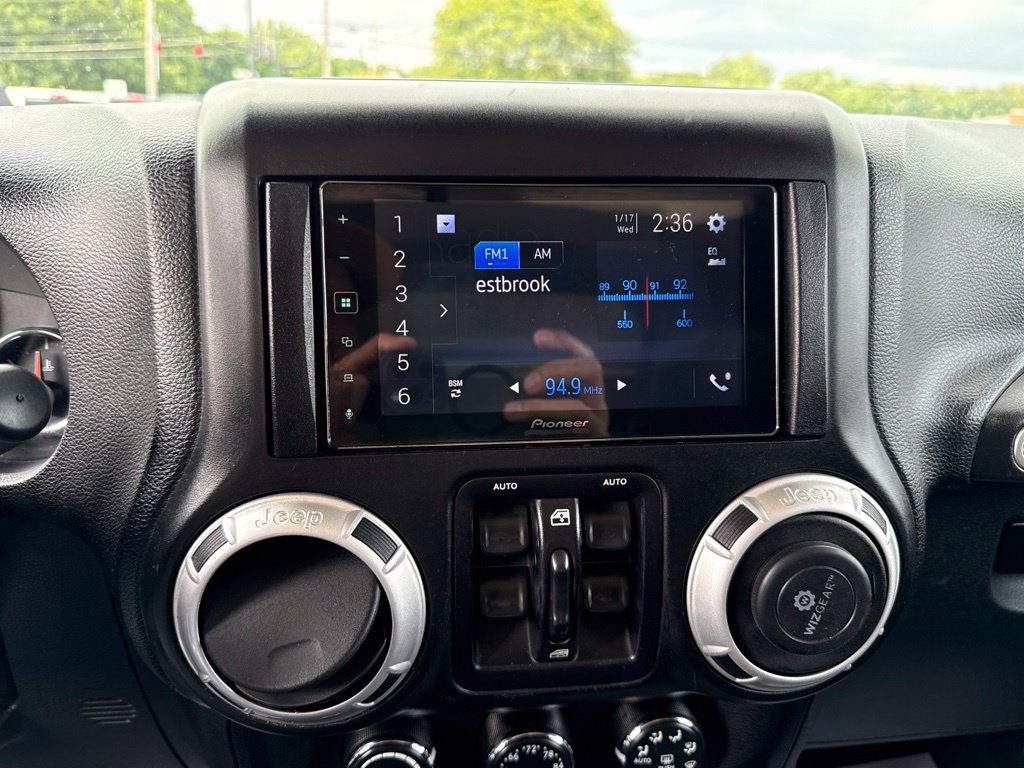 Used 2014 Jeep Wrangler Unlimited Rubicon w/ Connectivity Group AWD/4WD image 28