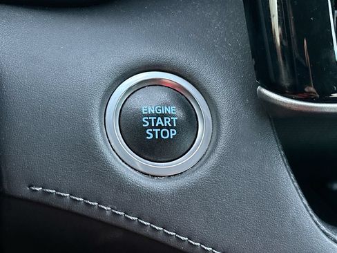 Used 2021 Toyota Highlander LE FWD image 19