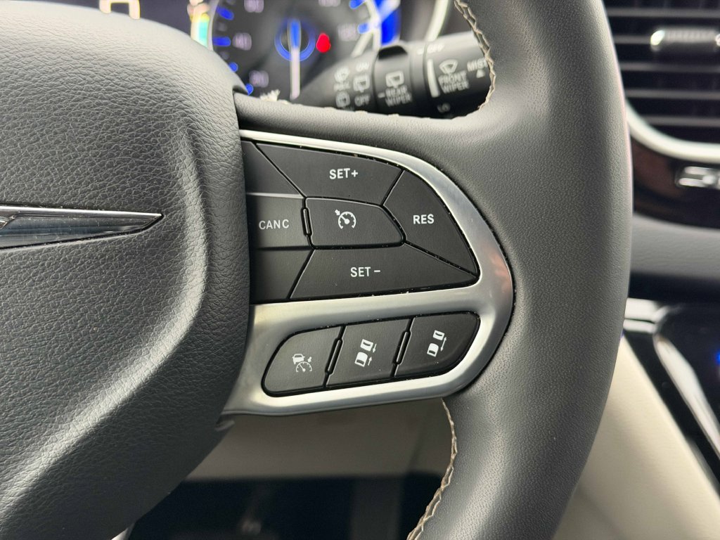 Used 2024 Chrysler Pacifica Touring-L FWD image 35
