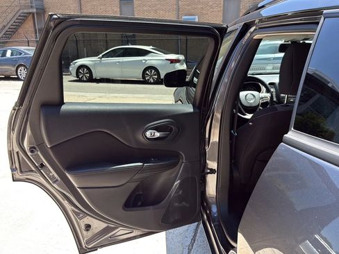 Used 2017 Jeep Cherokee Sport w/ Cold Weather Group FWD image 17