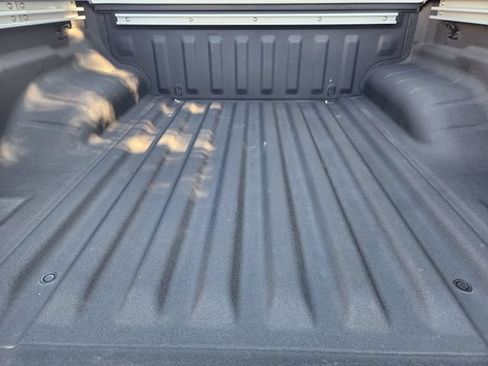 Used 2025 Nissan Frontier SV w/ SV Convenience Package RWD image 32