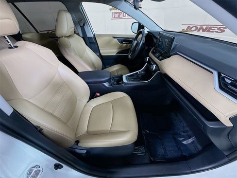 Certified 2020 Toyota RAV4 XLE Premium image 31
