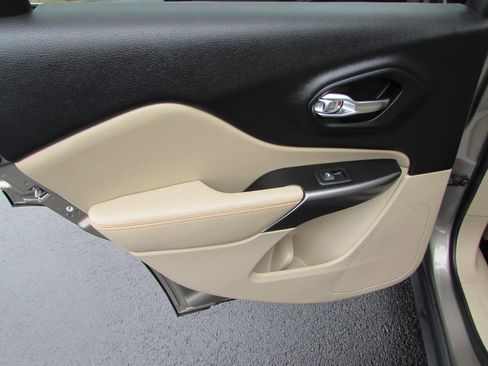 Used 2019 Jeep Cherokee Latitude w/ Cold Weather Group image 26