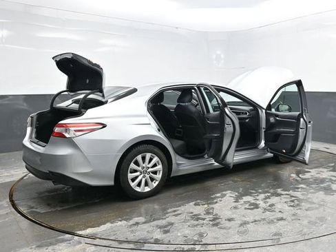 Used 2018 Toyota Camry LE image 40