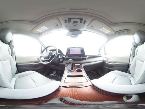 Used 2024 Toyota Sienna XLE image 41