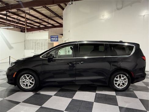 Used 2023 Chrysler Pacifica Touring-L image 7