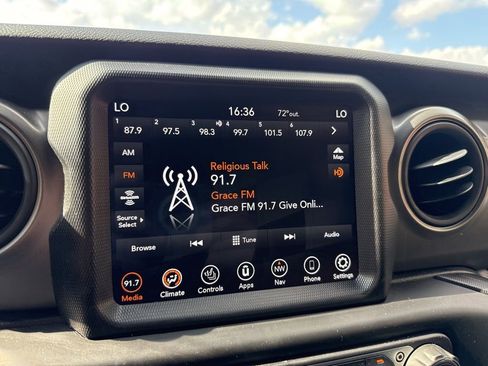 Used 2023 Jeep Wrangler Unlimited w/ Sun & Screen Package image 24